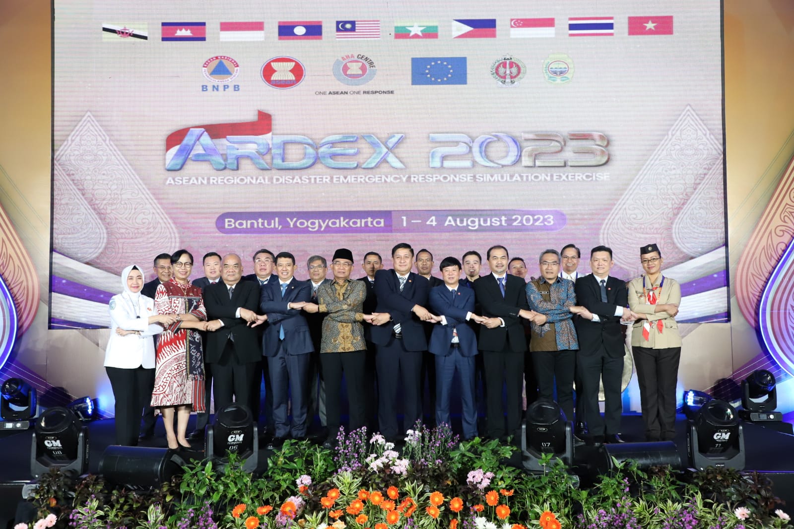 Menteri Koordinator Bidang Pembangunan Manusia dan Kemanusiaan (Menko PMK) Muhadjir Effendi, Kepala BNPB Letjen TNI Suharyanto beserta delegasi ASEAN melakukan sesi foto bersama saat pembukaan kegiatan Asean Regional Disaster Emergency Response Simulation Exercise (ARDEX-2023) yang dihelat di Daerah Istimewa Yogyarta pada Selasa (1/8).
